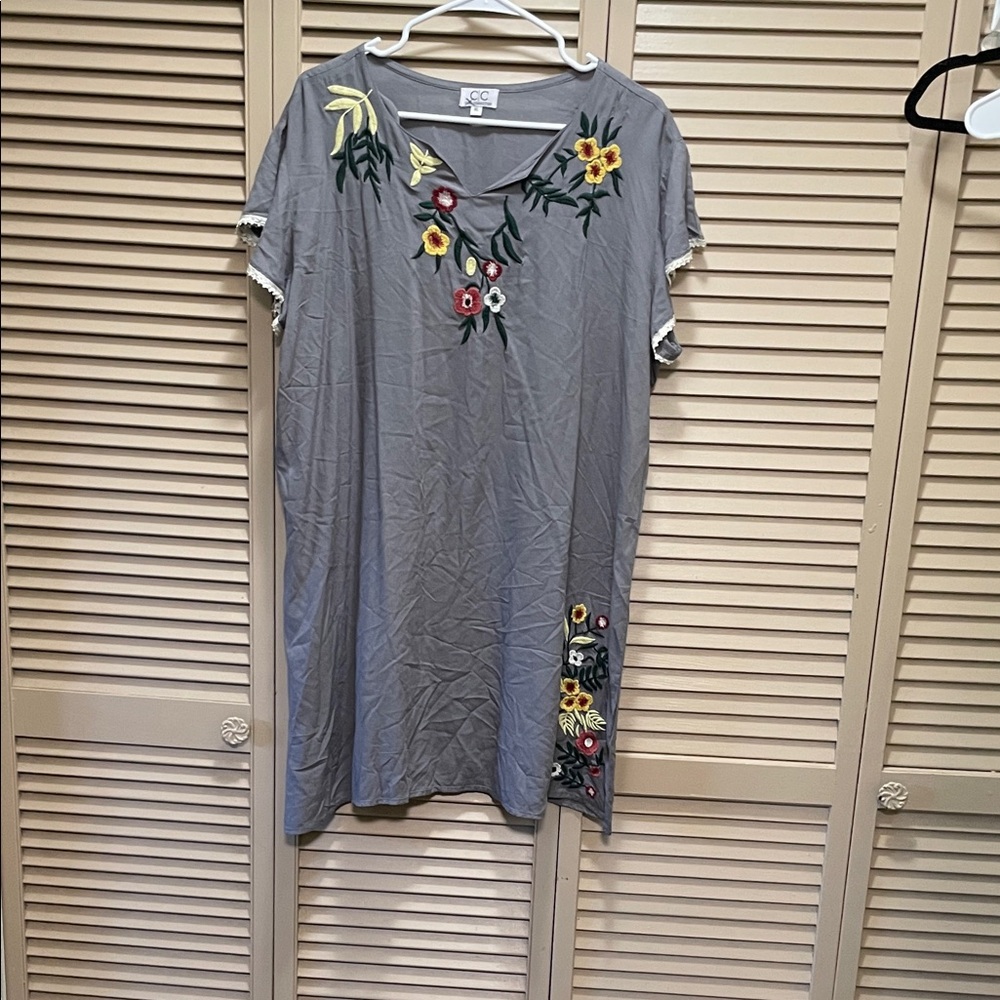Chic connection Gray Embroidered Floral Short Sleeve Tunic